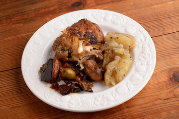 Chicken leg with potatoes and caponata