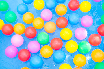 Fototapeta na wymiar colored balls floating in kiddie pool