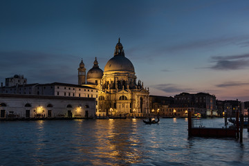 Fototapeta na wymiar Basilika Santa Maria della Salute bei Nacht | Venedig 