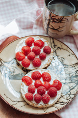 Crispbread with cream cheese and berries