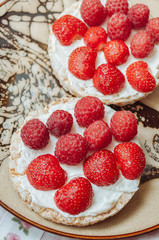 Crispbread with cream cheese and berries
