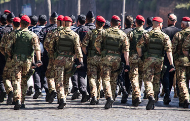 Soldati nella parata del 2 giugno, festa della repubblica italiana 