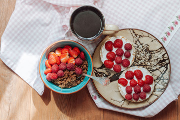 Crispbread with cream cheese and berries
