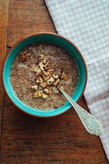 Flax porridge with walnuts