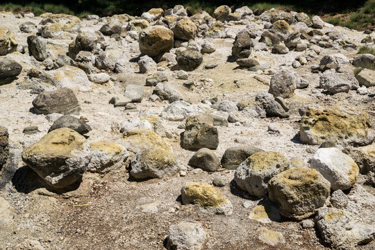 Rocce con patina di zolfo nella Solfatara di Monterano