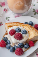 Cottage cheese pie with honey yogurt and berries