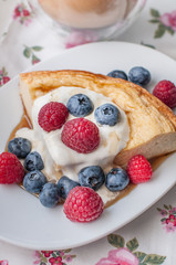 Cottage cheese pie with honey yogurt and berries