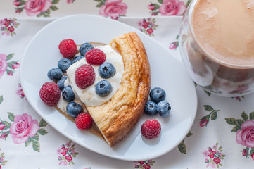 Cottage cheese pie with honey yogurt and berries