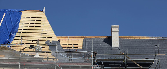 Chantier d'une toiture en ardoises