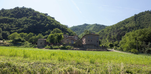 Piccolo agglomerato di case in collina nei pressi di Baffadi