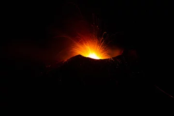 Crédence de cuisine en verre imprimé Volcan Volcanic night eruption