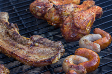 Grillfleisch auf Holzkohlegrill
