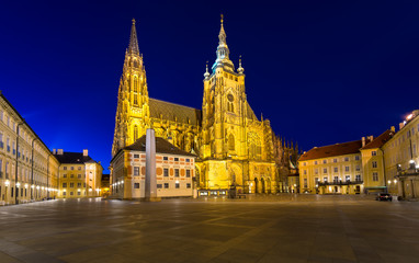Fototapeta na wymiar Night view of gothic St. Vitus Cathedral in Prague, Czech Republic