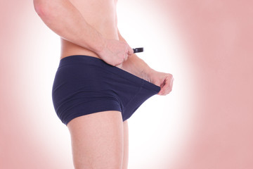 Mann sucht in seiner Unterhose 