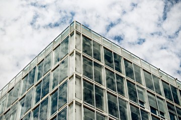 Obraz premium Spiegelung Bürogebäude Wolken