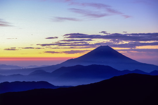The appearance of Mt. Fuji at dawn seems to symbolize the bright future of Japan. 夜明けの富士