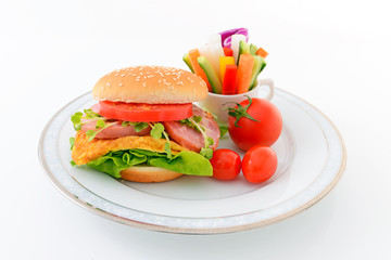 ハンバーガーと野菜スティック