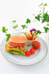 ハンバーガーと野菜スティック