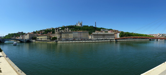 Obraz premium Vue Panoramique du Vieux Lyon entre le pont Bonaparte et la passerelle du Palais de Justice