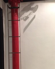 Schatten von Installation an weisser Wand