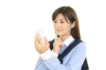 スマートフォンを持つ女性