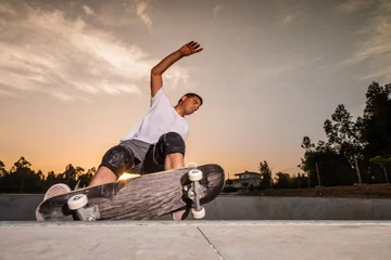 Fototapeten Skateboarder in a concrete pool © homydesign