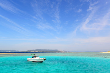 Obraz na płótnie Canvas 美しい沖縄のビーチと夏空
