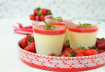 Vanilla panna cotta with berry sauce