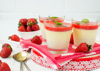 Vanilla panna cotta with berry sauce