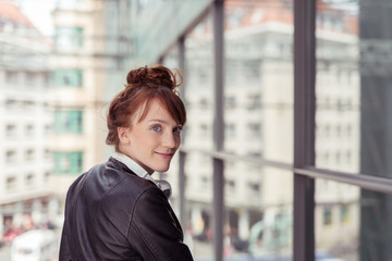 junge frau in der stadt schaut zurück