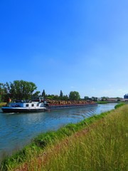 Fototapeta na wymiar Frachtschiff auf Main Donau Kanal
