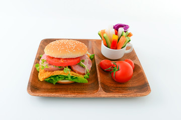 ハンバーガーと野菜スティック
