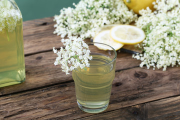 succo con fiori di sambuco e limone sfondo verde