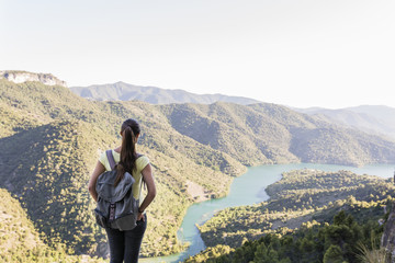 Naklejka premium young woman on top of a mountain with good views