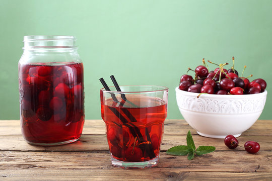 succo di frutta con ciliege sfondo verde