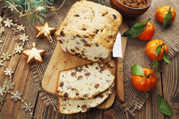 Cake with raisins