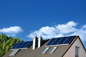 Thermische Solarkollektoren auf Hausdach