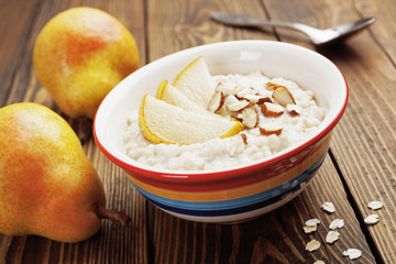 Oatmeal with pear and almonds