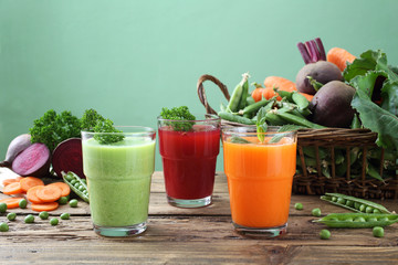 frullati colorati con verdure fresche sfondo verde