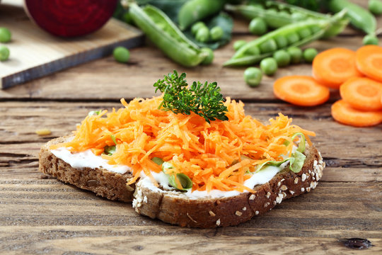 sandwich con formaggio e carote