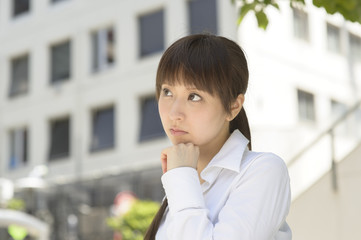 悩んでいる若い日本人女性