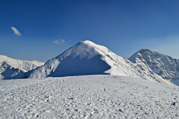Fototapeta na wymiar Osnieżony szczyt