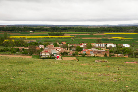Localidad de Castrotierra de La Valduerna en Primavera