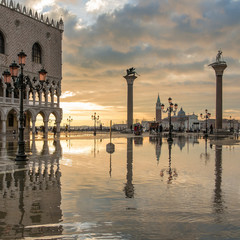 Fototapeta premium Alba a Venezia, piazza san marco