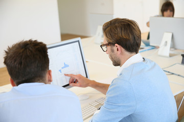 Obraz premium Office workers meeting for project