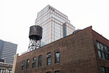 Obraz premium Water tower on a roof of a building in New York City.