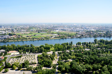 Obraz premium Blick über Wien mit Donaupark und Alte Donau