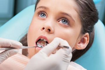 Obrazy na Szkle  Dentysta, dziecko, higiena jamy ustnej.