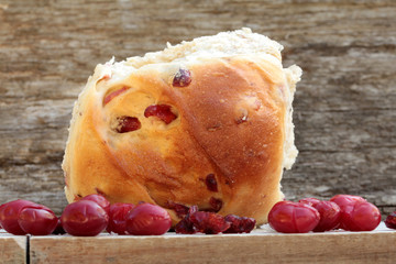 cranberrie-Hefebrötchen auf altem Untergrund