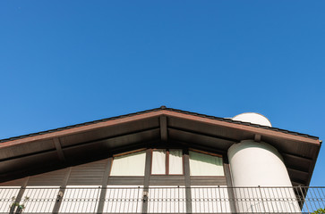  Fassade aus Holzkonstruktion mit Balkon